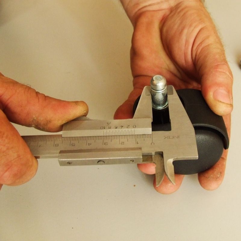 Székjavításhoz a székgörgő csapátmérő mérése tolómérővel